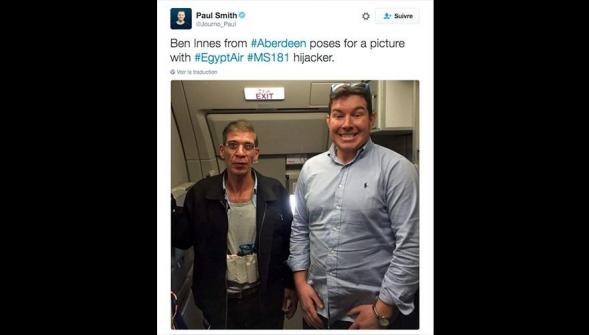 Un passager du vol EgyptAir se prend en photo avec le pirate de l'air