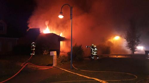 Une maison détruite par un incendie l'occupant sain et sauf