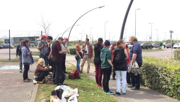 Une manifestation en soutien aux migrants devant le centre de rétention de Coquelles malgré l'interdiction