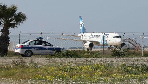 Vol d'Egypt Air détourné , le pirate arrêté les passagers et l'équipage sains et sauf