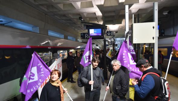 Examen de la Loi Travail , des syndicalistes tractent auprès des députés à la gare de Lille (VIDÉO)