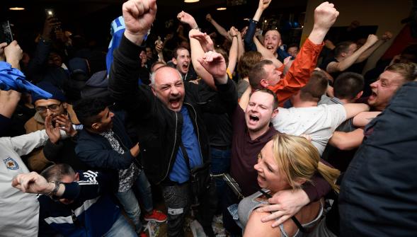 Foot , l'explosion de joie des joueurs et des fans de Leicester champion après 132 ans d'attente (VIDÉOS)