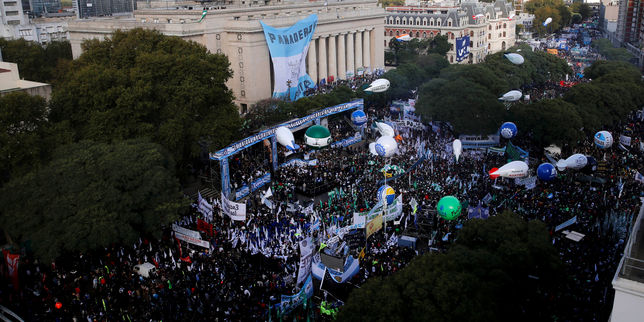 Les Argentins manifestent contre les licenciements et l'austérité