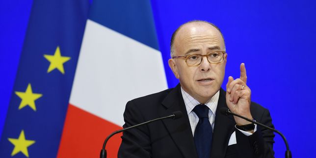 Les élus concernés par l'accueil des migrants de Calais seront consultés disent Cazeneuve et Cosse