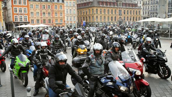 Les motards en colère ce samedi matin Grand-Place à Lille (VIDÉO)