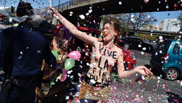 Seins nus des Femen s'invitent au banquet du 1er mai du FN