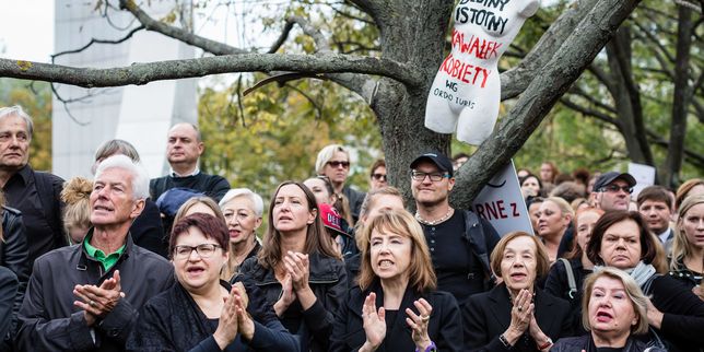 Une  manifestation noire  en Pologne contre le projet de loi visant à interdire l'avortement